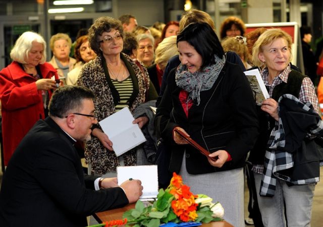 Ks. Ryszard Winiarski rozdaje autografy