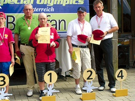  Dekoracja medalistów Europejskich Zawodów Olimpiad Specjalnych w Golfie; Maciej Kulpiński drugi z prawej