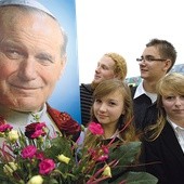 Oskar i Kacper oraz Ewelina i Iwona są dumni z tego, że ich szkole patronuje Jan Paweł II