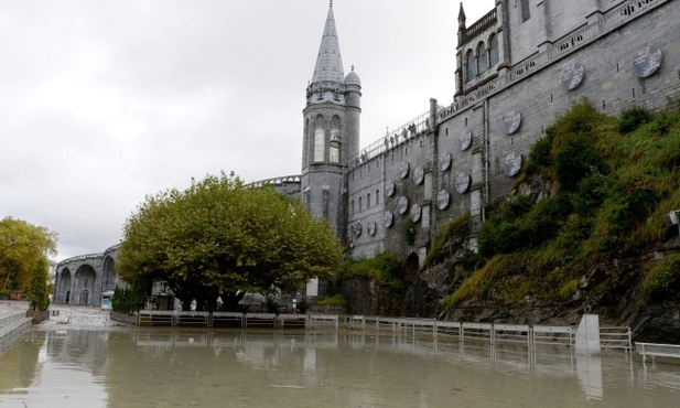 Grota w Lourdes otwarta po powodzi
