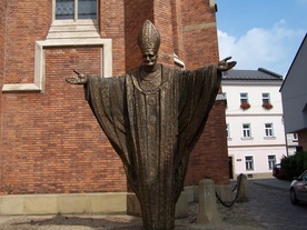 Jeden z pierwszych pomników Jana Pawła II  znajduje się w Tarnowie, obok katedry. Autorem jest Bronisław Chromy 