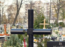 50 krzyży przewróconych na cmentarzu
