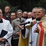 Pomnik bł. Jana Pawła II w Dobrkowie