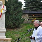 Pomnik bł. Jana Pawła II w Dobrkowie