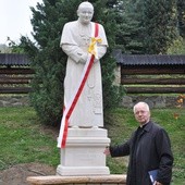 Pomnik bł. Jana Pawła II w Dobrkowie