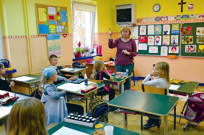 Joanna Gorzkowska ze swoimi uczniami podczas zajęć plastycznych