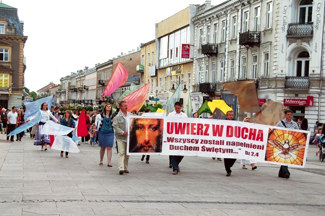 W uroczystość Zesłania Ducha Świętego grupy modlitewne ewangelizują na ulicy Żeromskiego w Radomiu 