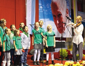 Chociaż występujących uczestników ocenia profesjonalne jury,  które podpowiada, jakie są dobre i słabe strony występu,  przegląd nie ma charakteru konkursu