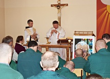  Modlitwa przy relikwiach w więziennej kaplicy