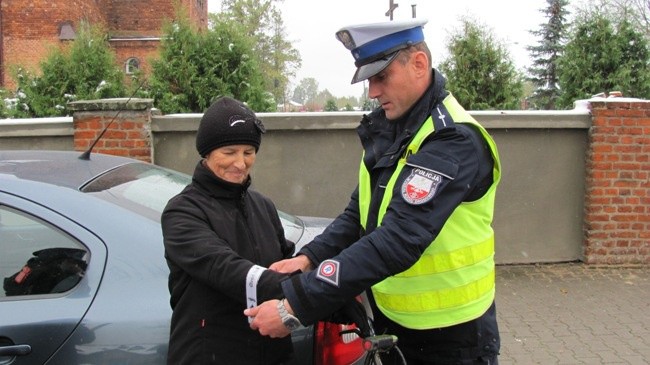 Policjanci przypominali, że noszenie elementów odblaskowych przez pieszych może nawet uratować im życie