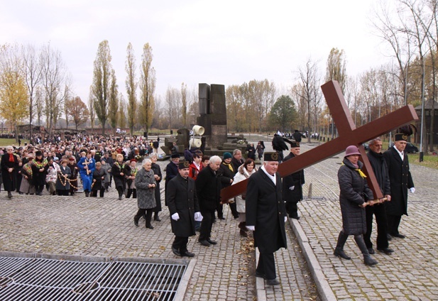 Droga Krzyżowa w byłym KL Birkenau