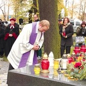 Ks. Bartłomiej Stark, proboszcz parafii pw. Chrystusa Króla w Gdańsku, zapalił symboliczny znicz na płycie pomnika Cmentarza Nieistniejących Cmentarzy