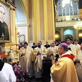 O wyniesienie na ołtarze sługi Bożego modlono się przy chrzcielnicy, gdzie w 1902 r.  Piotr Gołębiowski został włączony do Kościoła