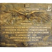  W górnym kościele wmurowano cały szereg tablic pamiątkowych, jak ta, dedykowana żołnierzom podziemia niepodległościowego  z lat 1945–1956