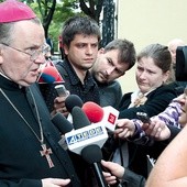 Wrocław, czerwiec 2012 r. Abp Marian Gołębiewski we wrześniu skończył 75 lat.  Zgodnie z Kodeksem Prawa Kanonicznego, złożył rezygnację z funkcji metropolity wrocławskiego