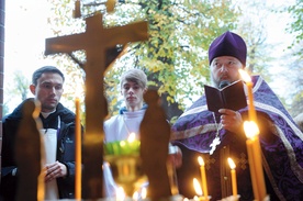 Wielu katolików zapaliło świeczki także przed wizerunkiem Ukrzyżowanego w panichidniku