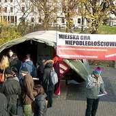 Baner reklamowy wzbudzał zainteresowanie każdego przechodnia