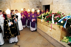  Wawel, 2 listopada. Kard. Stanisław Dziwisz przy sarkofagu Marii i Lecha Kaczyńskich