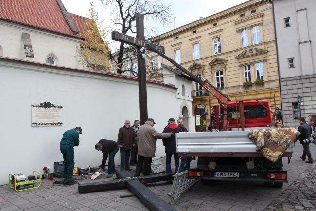 Wymieniono krzyż pod Wawelem