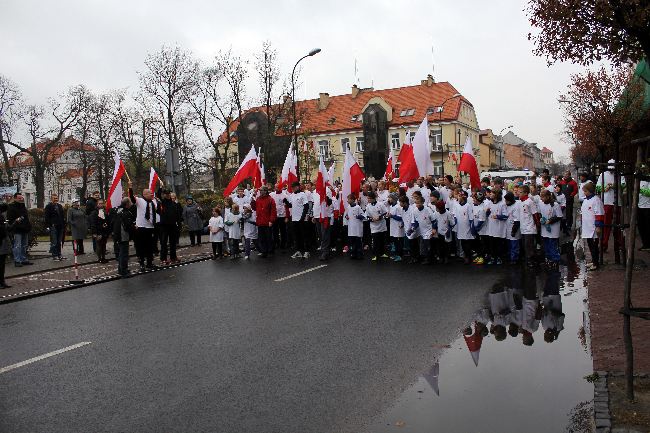 Pobiegli z flagą 