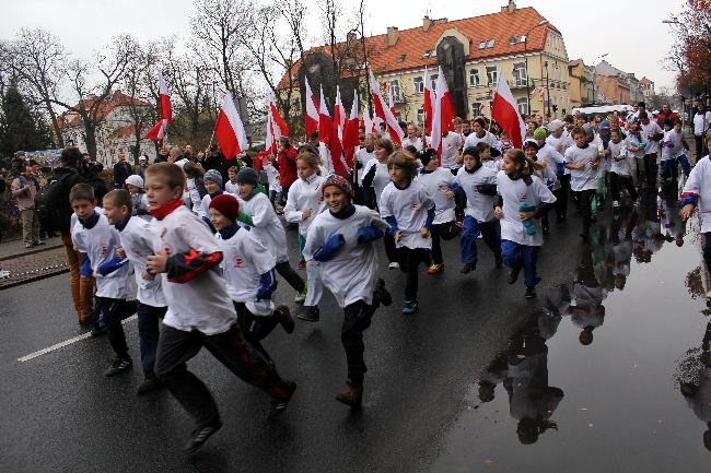 Pobiegli z flagą 