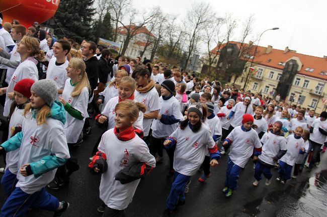 Pobiegli z flagą 