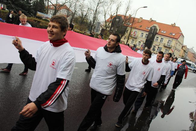 Pobiegli z flagą 