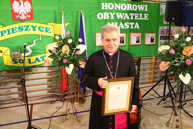 Ks. Edward Dzik jest piątym Honorowym Obywatelem Gminy Pieszyce