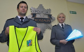 St. sierż Bartosz Wojewódzki i st. sierż. Monika Kosiec z Komendy Miejskiej Policji w Koszalinie