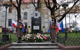 Warta przed pomnikiem Józefa Piłsudskiego w Łowiczu