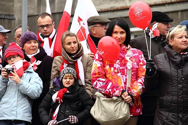 Parada Niepodległości w Gdańsku jest atrakcyjna dla starszych i młodszych. 