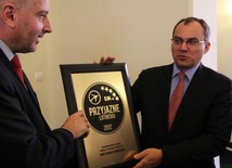 Prezydent Wrocławia Rafał Dutkiewicz i prezes Dariusz Kuś, 12 listopada zaprezentowali pamiątkową tablicę za zwycięstwo w konkursie