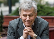 Prof. Zbigniew Stawrowski  jest filozofem polityki, dyrektorem krakowskiego Instytutu Myśli Józefa Tischnera, pracuje w Instytucie Politologii UKSW i Instytucie Studiów Politycznych PAN.