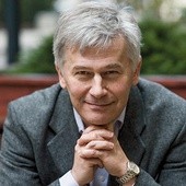 Prof. Zbigniew Stawrowski  jest filozofem polityki, dyrektorem krakowskiego Instytutu Myśli Józefa Tischnera, pracuje w Instytucie Politologii UKSW i Instytucie Studiów Politycznych PAN.