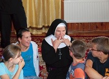 Siostra Maria nauczy gwizdać na każdym palcu