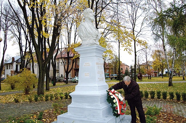 Burmistrz Waldemar Grochowski składa wieniec przed pomnikiem rudnickiego dobroczyńcy