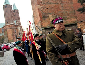 Z katedry płockiej poczty sztandarowe przeszły przed płytę Nieznanego Żołnierza
