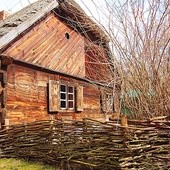 Zagrody i chałupy w skansenie sierpeckim wyglądają tak,  jakby zatrzymał się czas