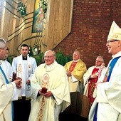 Ks. prał. Stanisław Welenc, pierwszy proboszcz mariackiej parafii w Mławie, otrzymał pamiątkowy medal, a od wszystkich zgromadzonych w kościele – gromkie brawa