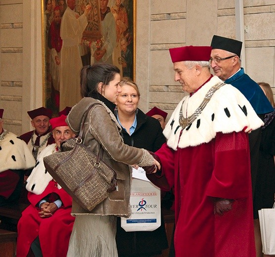  Dagmara Pięta odbiera z rąk rektora Uniwersytetu Rolniczego prof. Włodzimierza Sadego pierwszą nagrodę w konkursie literackim za pracę „Dialog teologii i teatru w myśli Karola Wojtyły – Jana Pawła II”