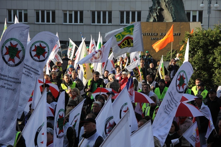 Protest związkowców przed Śląskim Urzędem Wojewódzkim