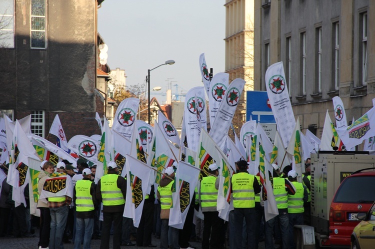 Protest związkowców przed Śląskim Urzędem Wojewódzkim