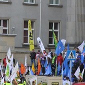 Protest związkowców przed Śląskim Urzędem Wojewódzkim