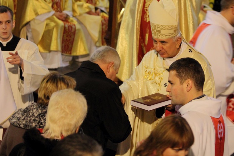 Przekazanie parafiom uchwał synodalnych