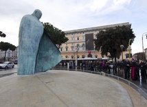Kontrowersyjny pomnik Jana Pawła II poprawiony