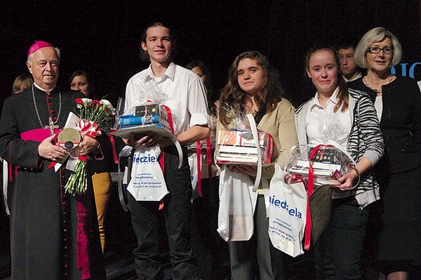  W konkursie zwyciężyła Joanna Sieradzka z Bobrowic (w środku). Drugie miejsce zdobył Mateusz Lewicki z Lubska, a trzecie Agnieszka Jędrzejewska, również z Lubska