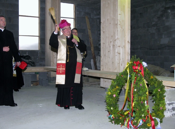 Nowy kościół w Chwaszczynie ma już wiechę