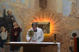 Relikwie św. Józefa Kalasncjusza w kaplicy szkolnej znajdują się w nowym relikwiarzu z czterema promieniami umieszczonym w sercu wizerunku świętego na ścianie