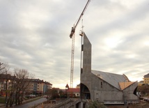 Krzyż zwieńczył 40-metrową wieżę kościoła