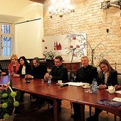  Panel dyskusyjny z udziałem wszystkich gości sympozjum poprowadził ks. Andrzej Janicki, audytor Sądu Biskupiego i opiekun duchowy Wspólnoty Trudnych Małżeństw „Sychar”